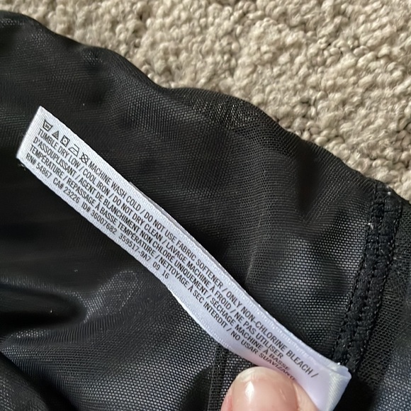 Victoria Sport Strappy Back Stripe Bra - Picture 9 of 10